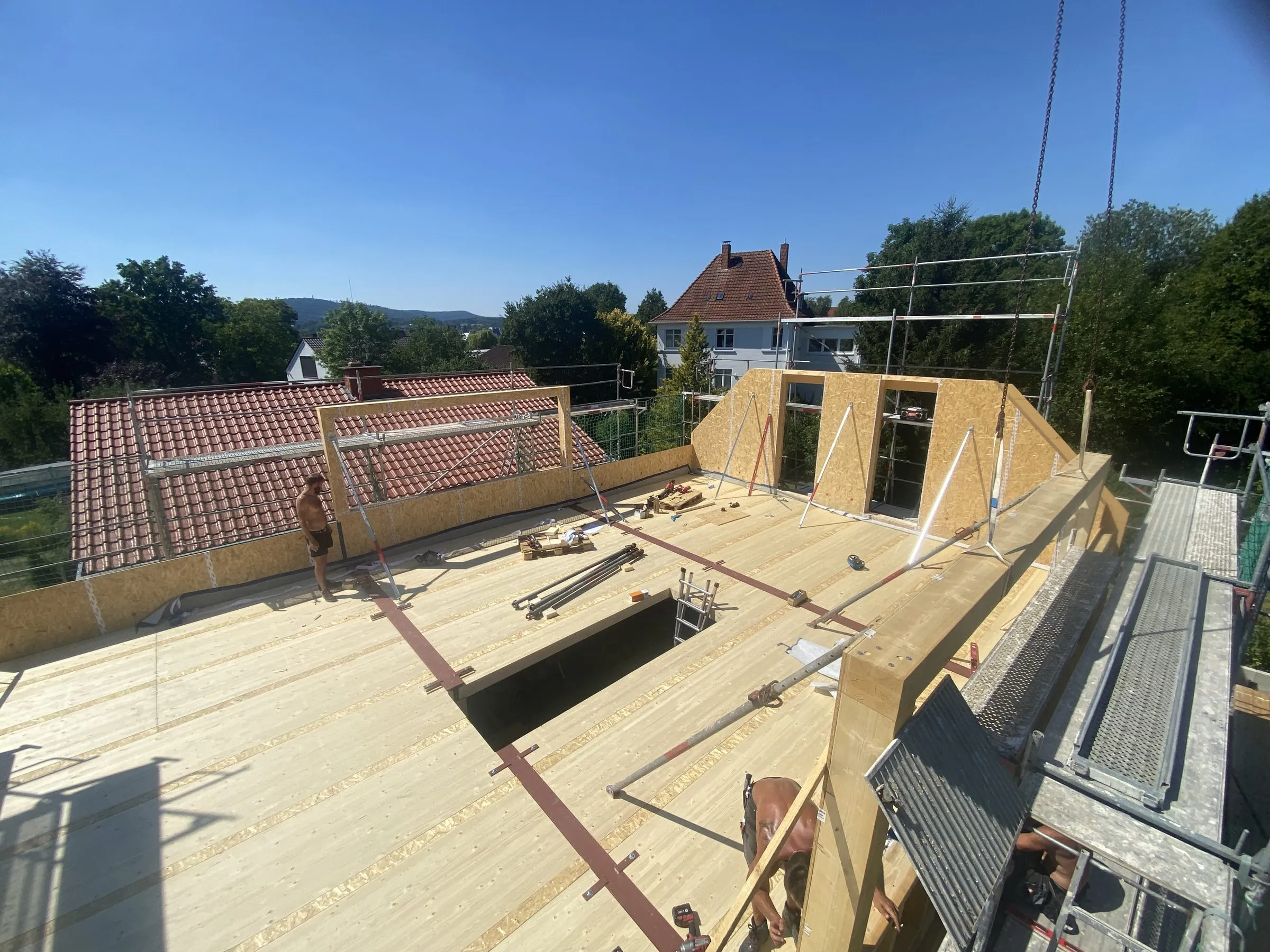 Vorgefertigte Elemente der Aufstockung auf der Geschossdecke