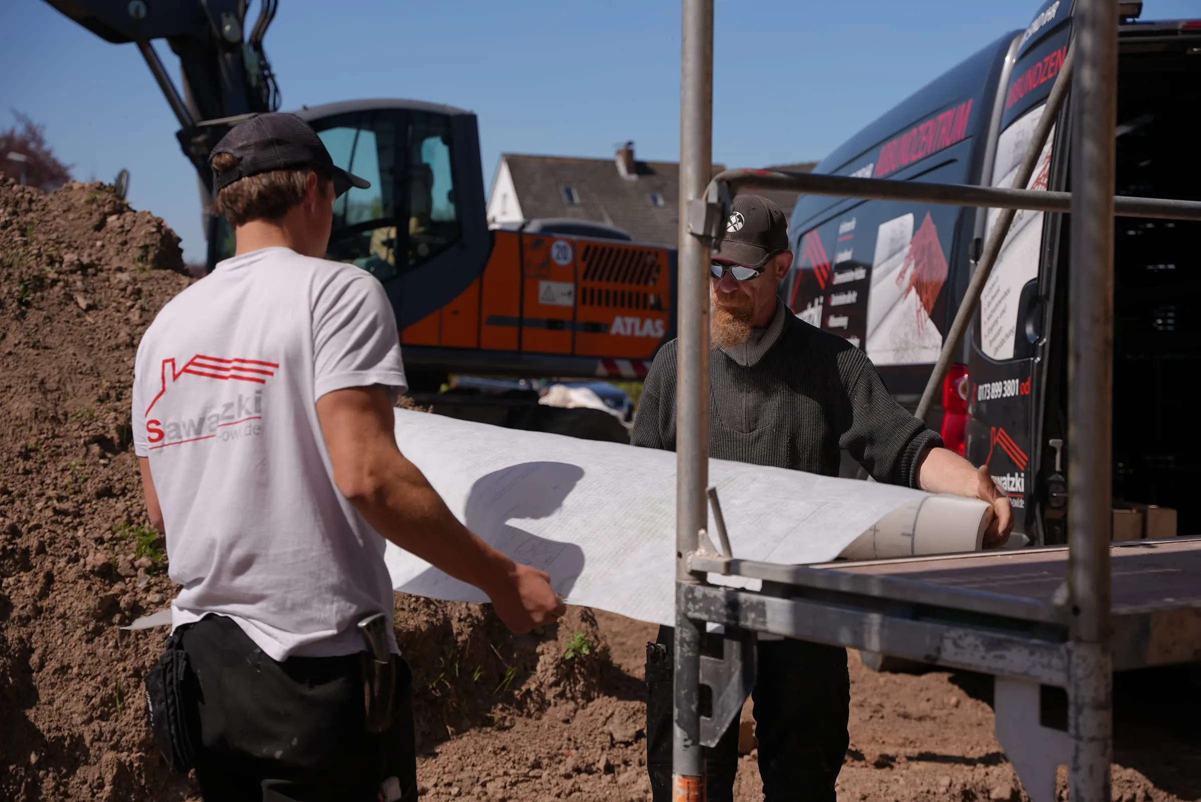 Mitarbeiter der Sawatzki GmbH bereiten Material für ein Projekt auf der Baustelle vor