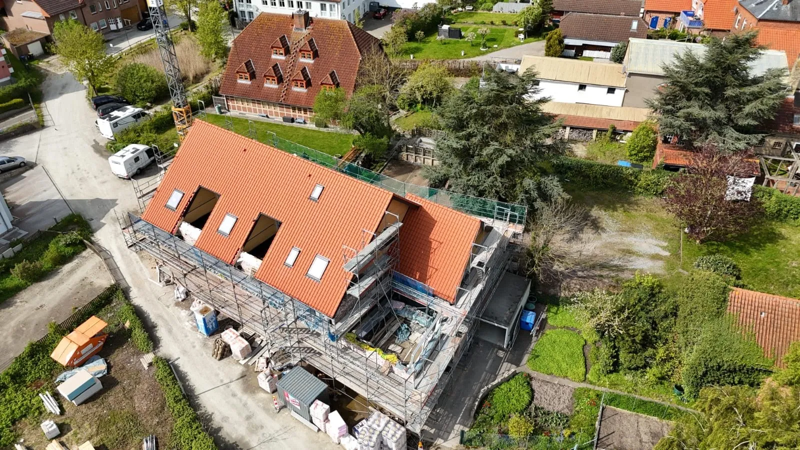 Luftbild eines Sawatzki-Projekts in Ostwestfalen-Lippe: eingerüstetes Wohnhaus mit neuer Dacheindeckung