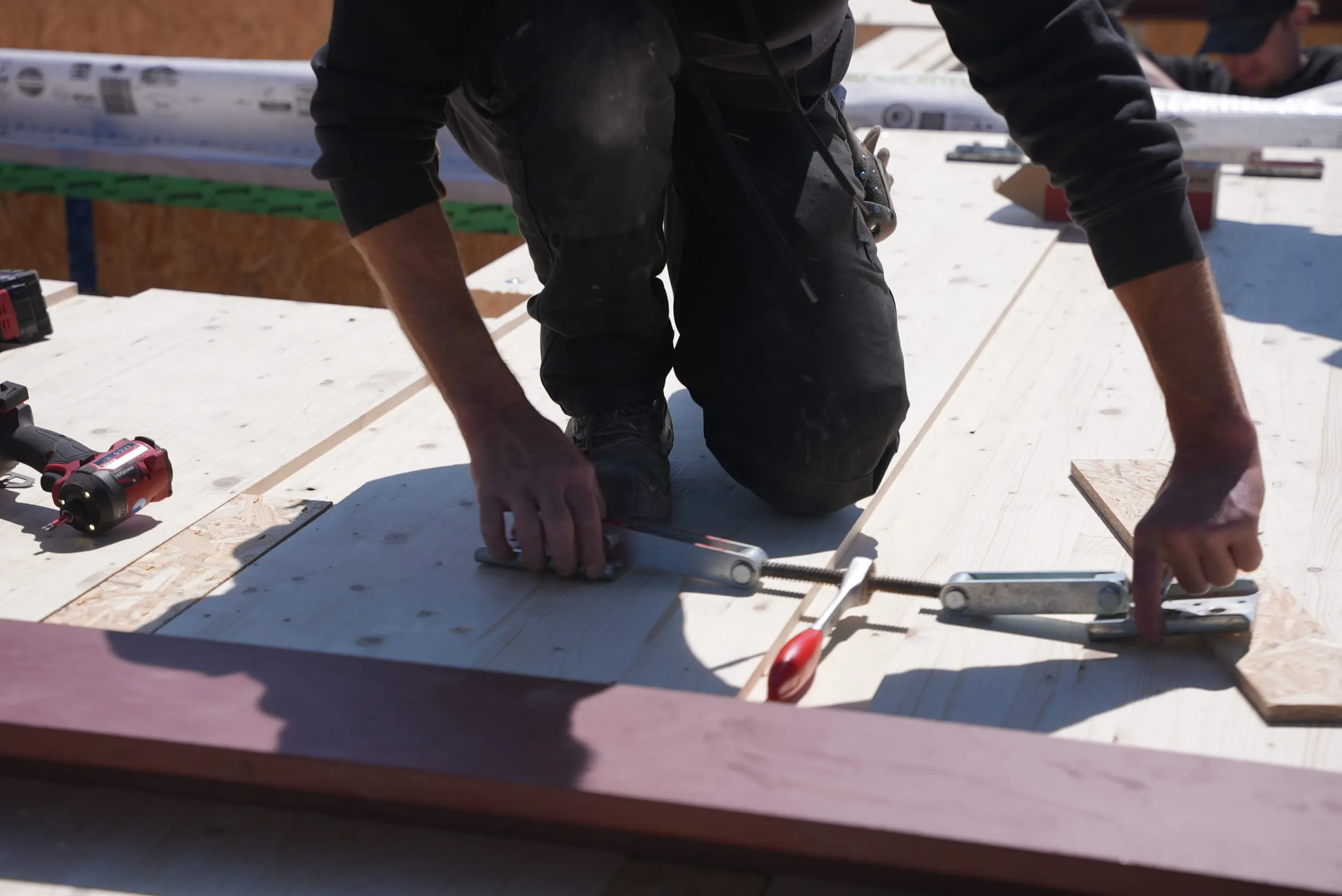 Zimmerer der Sawatzki GmbH setzt eine passgenaue Schraubverbindung an einem Bauteil