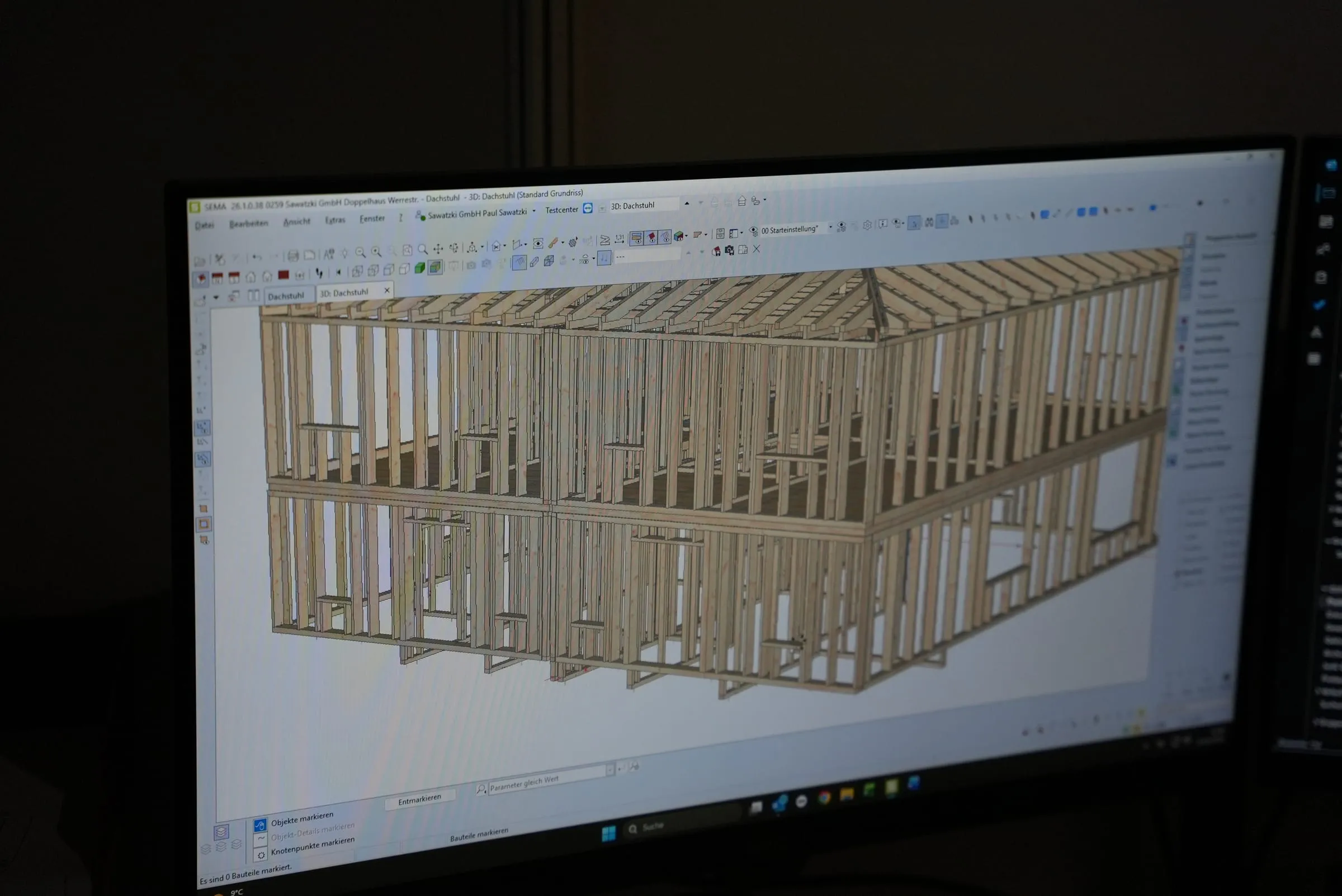 CAD-Planung eines Holzrahmenbau-Modells am Bildschirm in der Arbeitsvorbereitung der Sawatzki GmbH